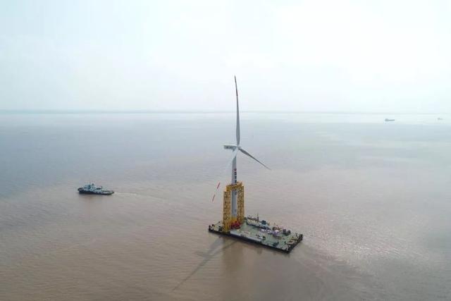 海上單樁基礎(chǔ)風(fēng)電機(jī)組通過吊裝作業(yè)完成整體